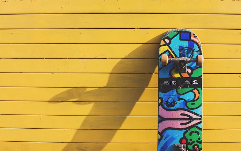 年轻人在城市街头进行滑板运动的场景 - 充满活力与街头文化